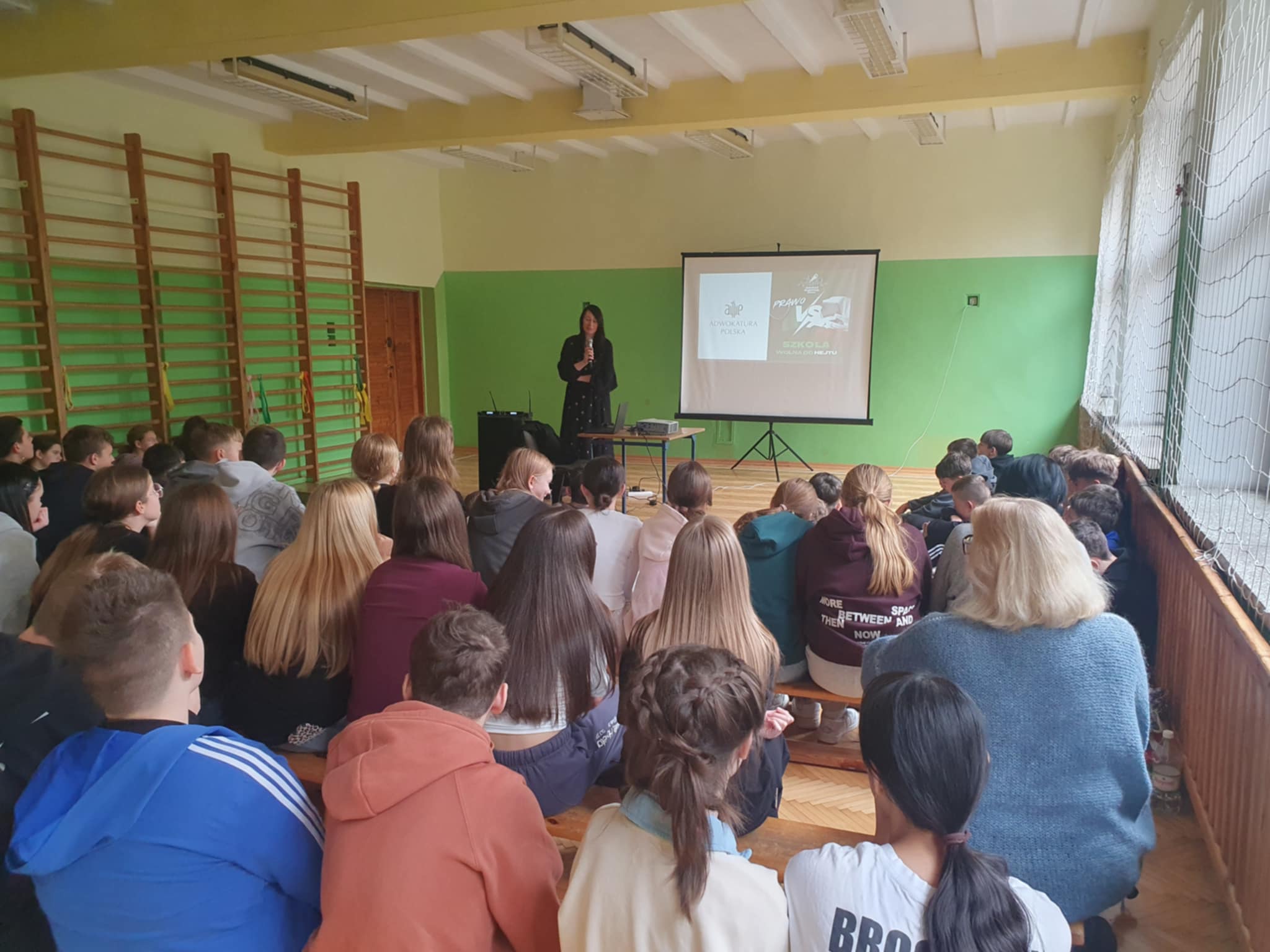 Uczniowie klas 7 na spotkaniu z panią prawnik.