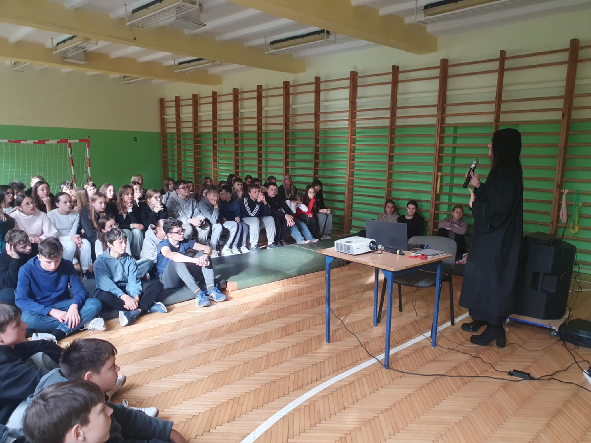 Uczniowie klas 7 na spotkaniu z panią prawnik.