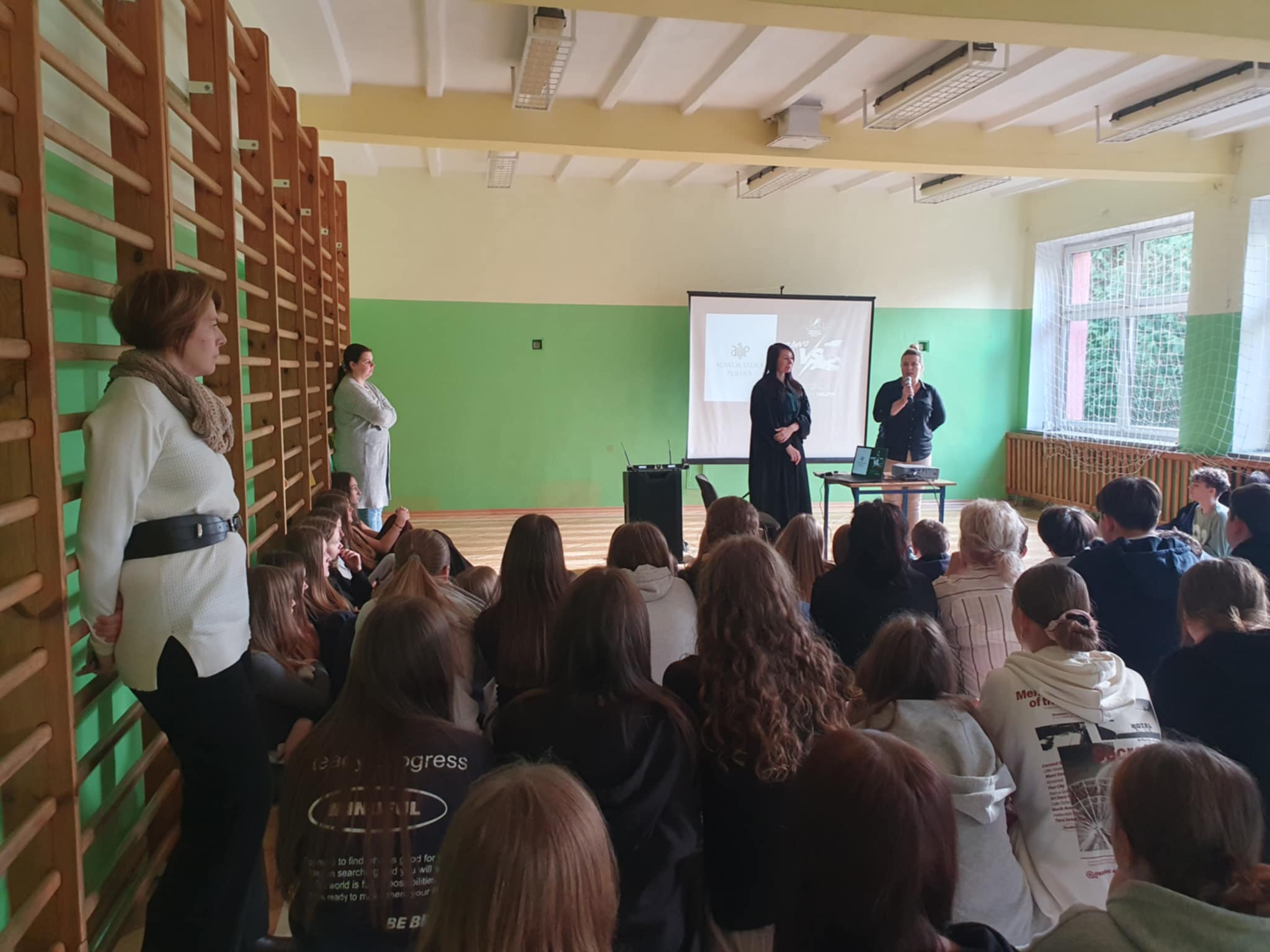 Uczniowie klas 7 na spotkaniu z panią prawnik.