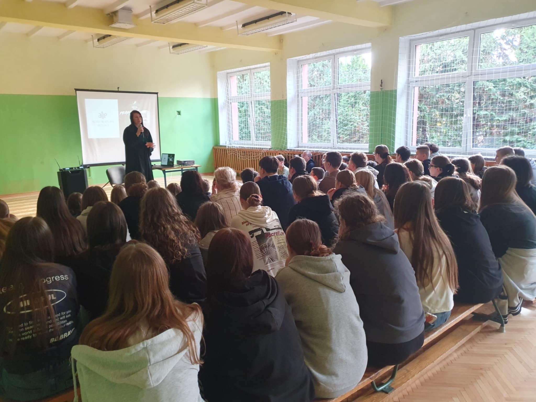 Uczniowie klas 7 na spotkaniu z panią prawnik.