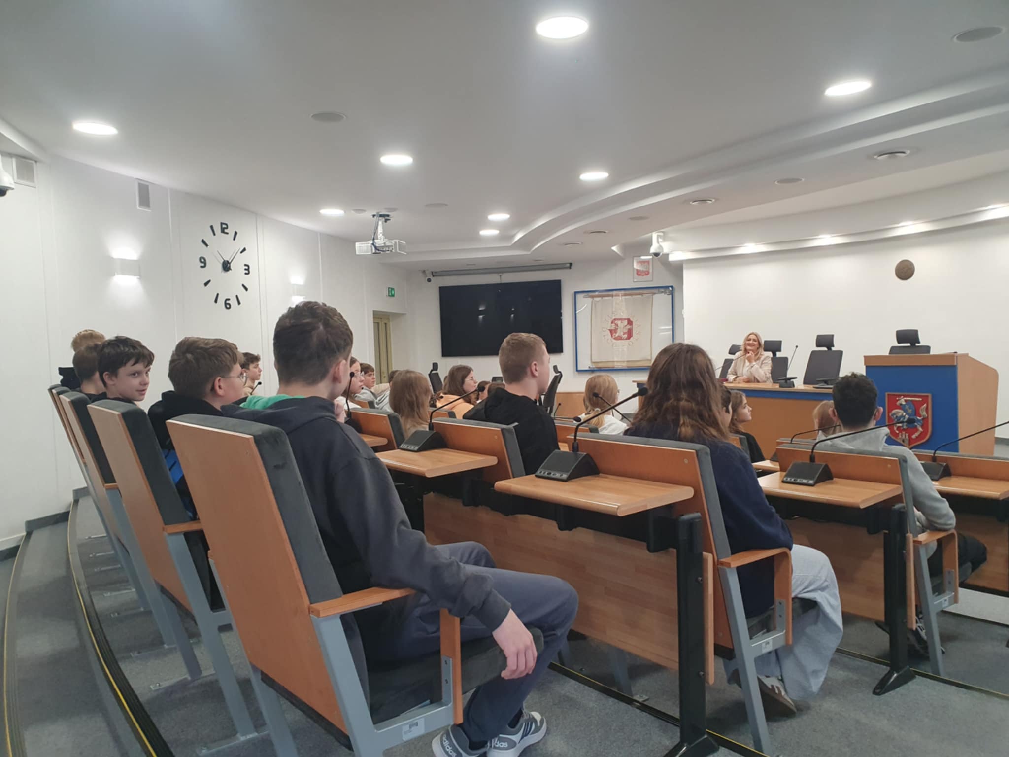 Uczniowie klasy 7b i 7c podczas spotkania w Urzędzie Miasta.