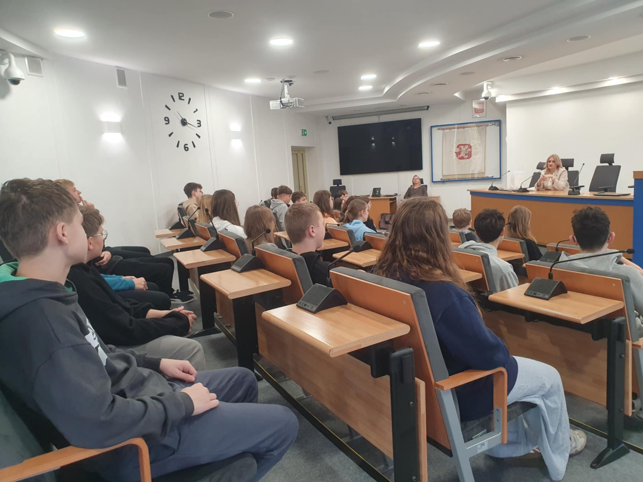 Uczniowie klasy 7b i 7c podczas spotkania w Urzędzie Miasta.