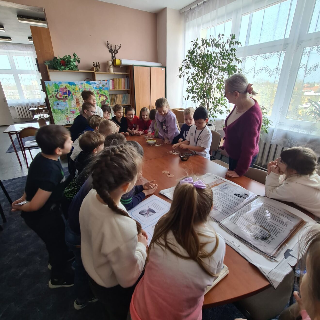 W lutym w naszej szkolnej bibliotece odbyła się wyjątkowa i bardzo radosna uroczystość – pasowanie uczniów klas pierwszych na czytelników. Dla najmłodszych był to szczególny moment, ponieważ od tej chwili mogli w pełni korzystać z biblioteki i odkrywać niezwykły świat książek.