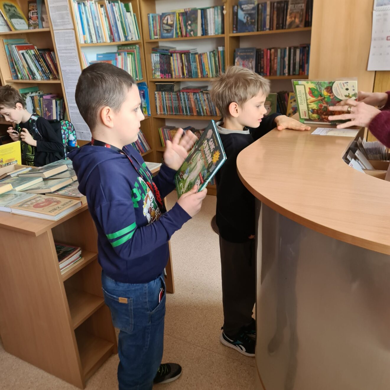 W lutym w naszej szkolnej bibliotece odbyła się wyjątkowa i bardzo radosna uroczystość – pasowanie uczniów klas pierwszych na czytelników. Dla najmłodszych był to szczególny moment, ponieważ od tej chwili mogli w pełni korzystać z biblioteki i odkrywać niezwykły świat książek.