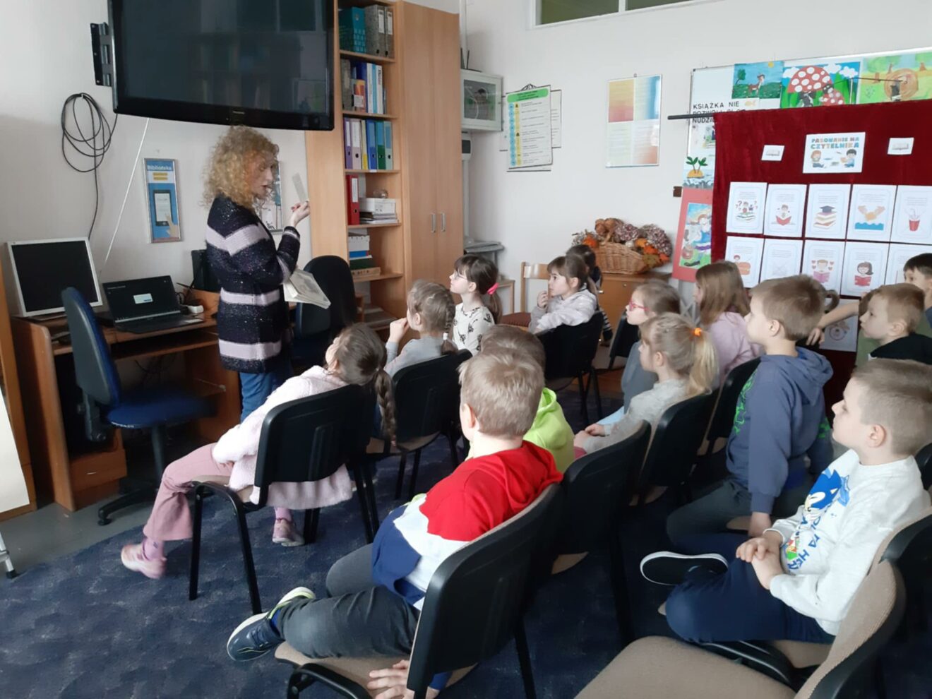 W lutym w naszej szkolnej bibliotece odbyła się wyjątkowa i bardzo radosna uroczystość – pasowanie uczniów klas pierwszych na czytelników. Dla najmłodszych był to szczególny moment, ponieważ od tej chwili mogli w pełni korzystać z biblioteki i odkrywać niezwykły świat książek.