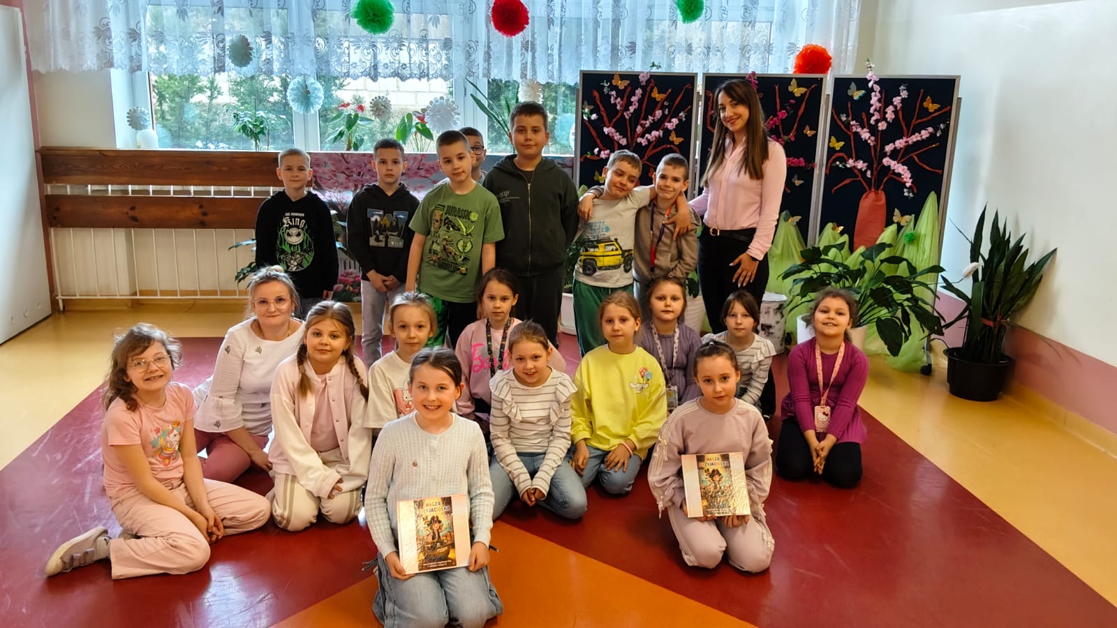 „Nasza przyjaciółka”- wyjątkowa książeczka naszych uczniów. W ramach innowacji pedagogicznej: „Tolerancja, empatia, stop hejtowi!wychowanie przez wartości w działaniu” uczniowie klasy 2c wraz z nauczycielami napisali i zilustrowali książeczkę- opowiadanie o dziewczynce z zespołem Downa.