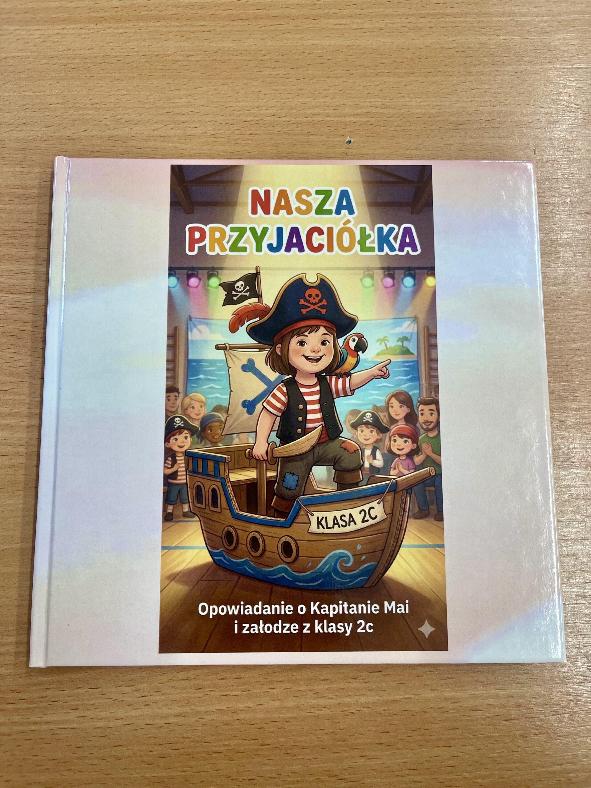 „Nasza przyjaciółka”- wyjątkowa książeczka naszych uczniów. W ramach innowacji pedagogicznej: „Tolerancja, empatia, stop hejtowi!wychowanie przez wartości w działaniu” uczniowie klasy 2c wraz z nauczycielami napisali i zilustrowali książeczkę- opowiadanie o dziewczynce z zespołem Downa.