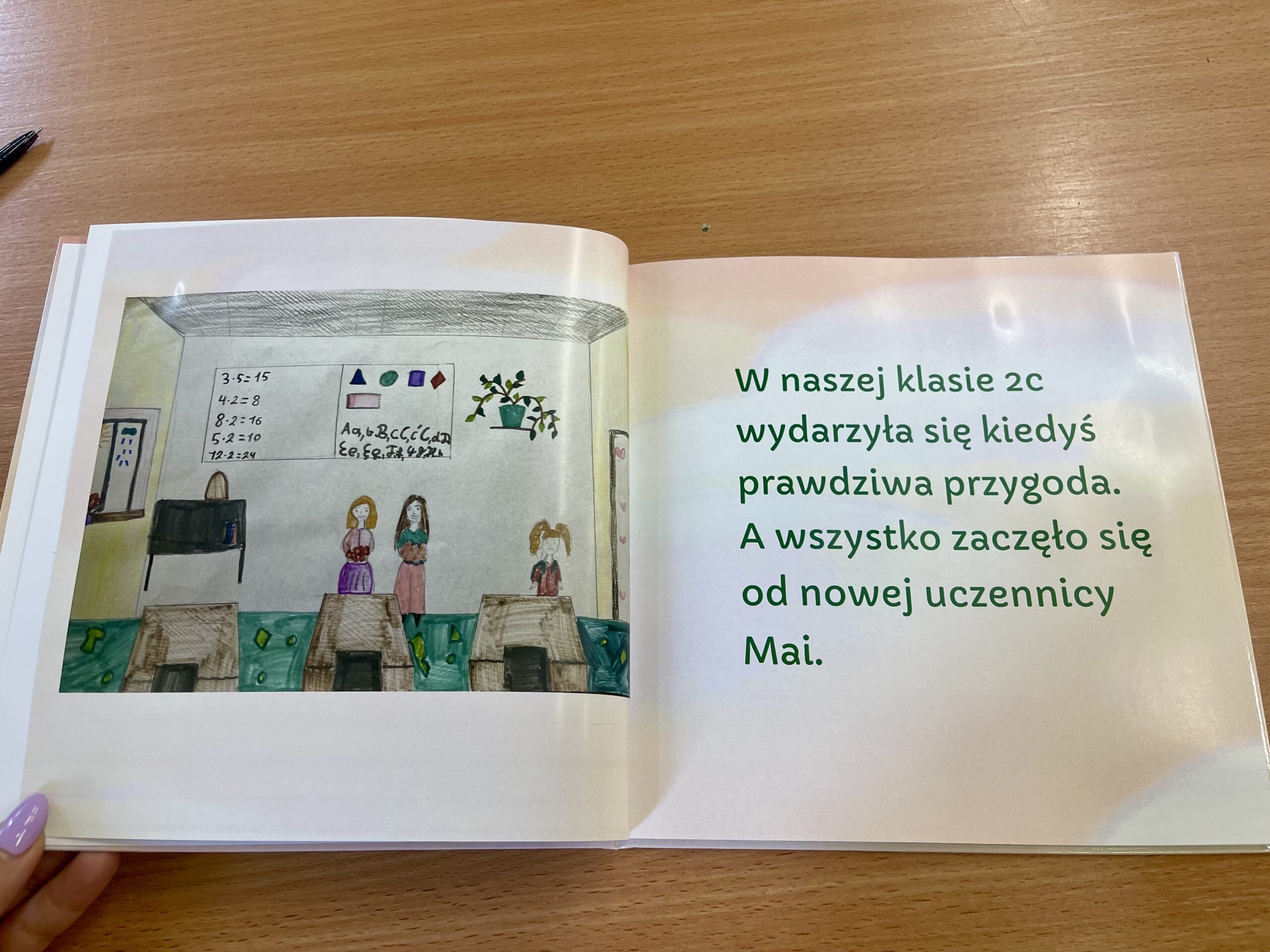 „Nasza przyjaciółka”- wyjątkowa książeczka naszych uczniów. W ramach innowacji pedagogicznej: „Tolerancja, empatia, stop hejtowi!wychowanie przez wartości w działaniu” uczniowie klasy 2c wraz z nauczycielami napisali i zilustrowali książeczkę- opowiadanie o dziewczynce z zespołem Downa.