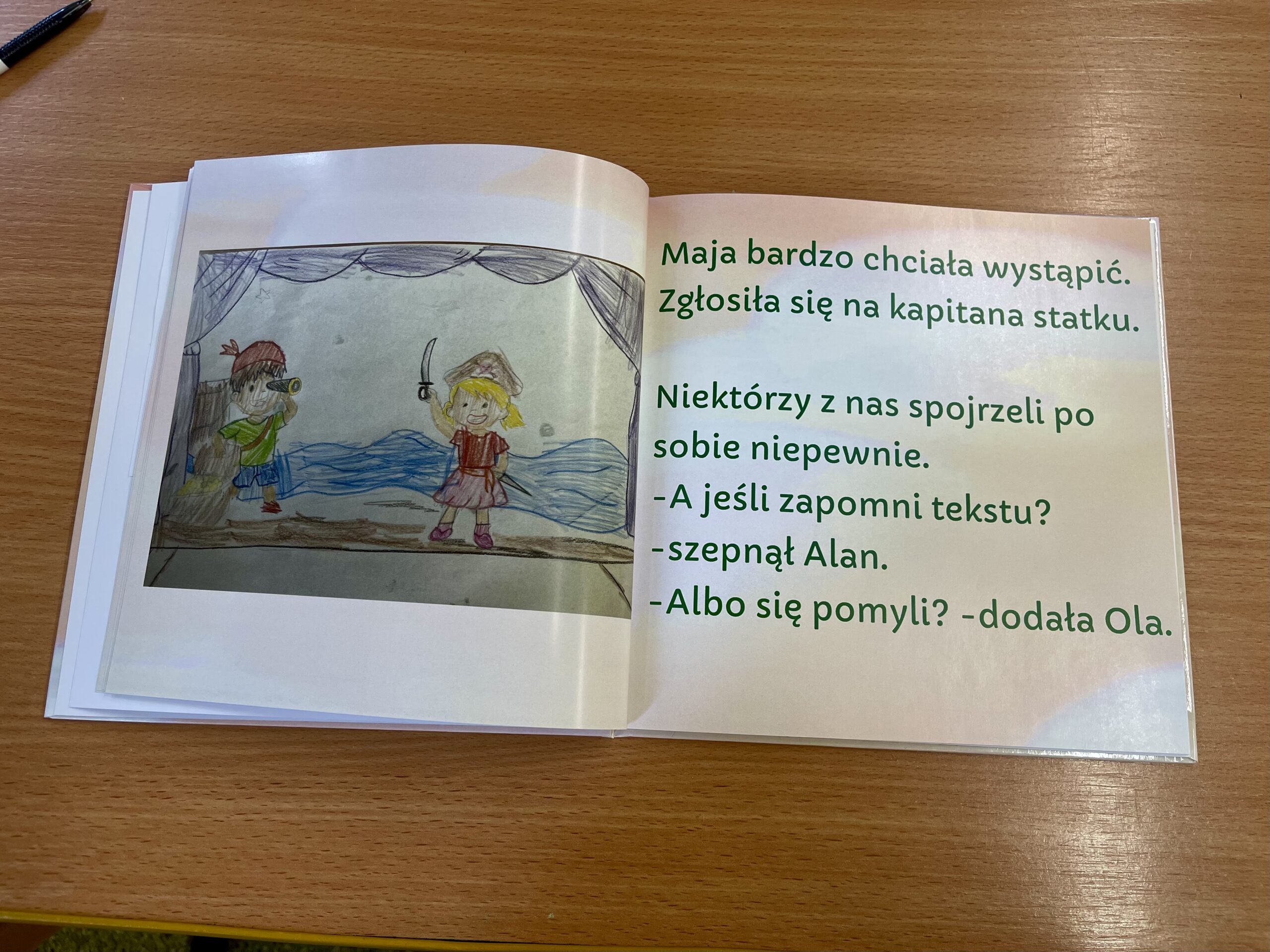 „Nasza przyjaciółka”- wyjątkowa książeczka naszych uczniów. W ramach innowacji pedagogicznej: „Tolerancja, empatia, stop hejtowi!wychowanie przez wartości w działaniu” uczniowie klasy 2c wraz z nauczycielami napisali i zilustrowali książeczkę- opowiadanie o dziewczynce z zespołem Downa.