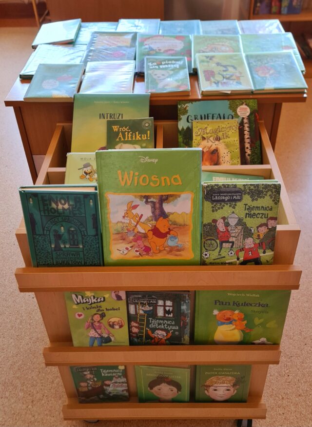 Wystawa książek wiosennych.