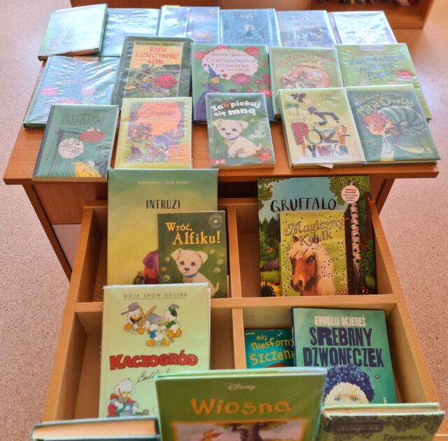 Wystawa książek wiosennych.