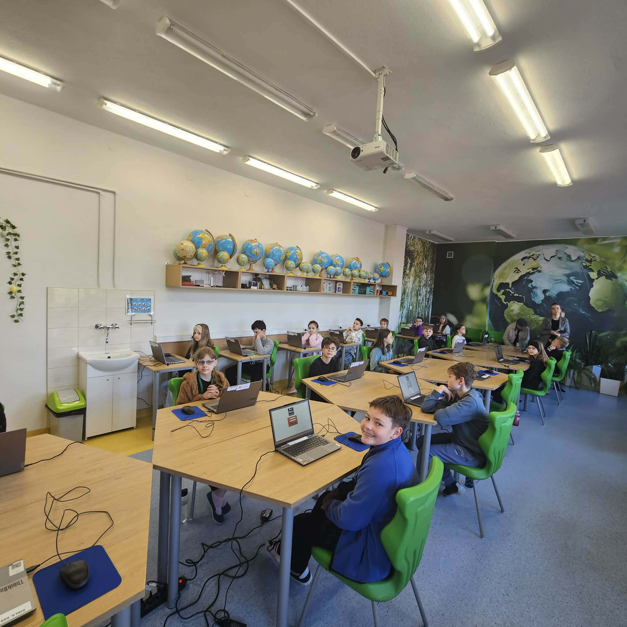 uczniowie klas 4a i 4b Szkoły Podstawowej nr 11 im. Jana Pawła II w Siedlcach wzięli udział w  Międzynarodowym Badaniu Postępów Biegłości w Czytaniu PIRLS