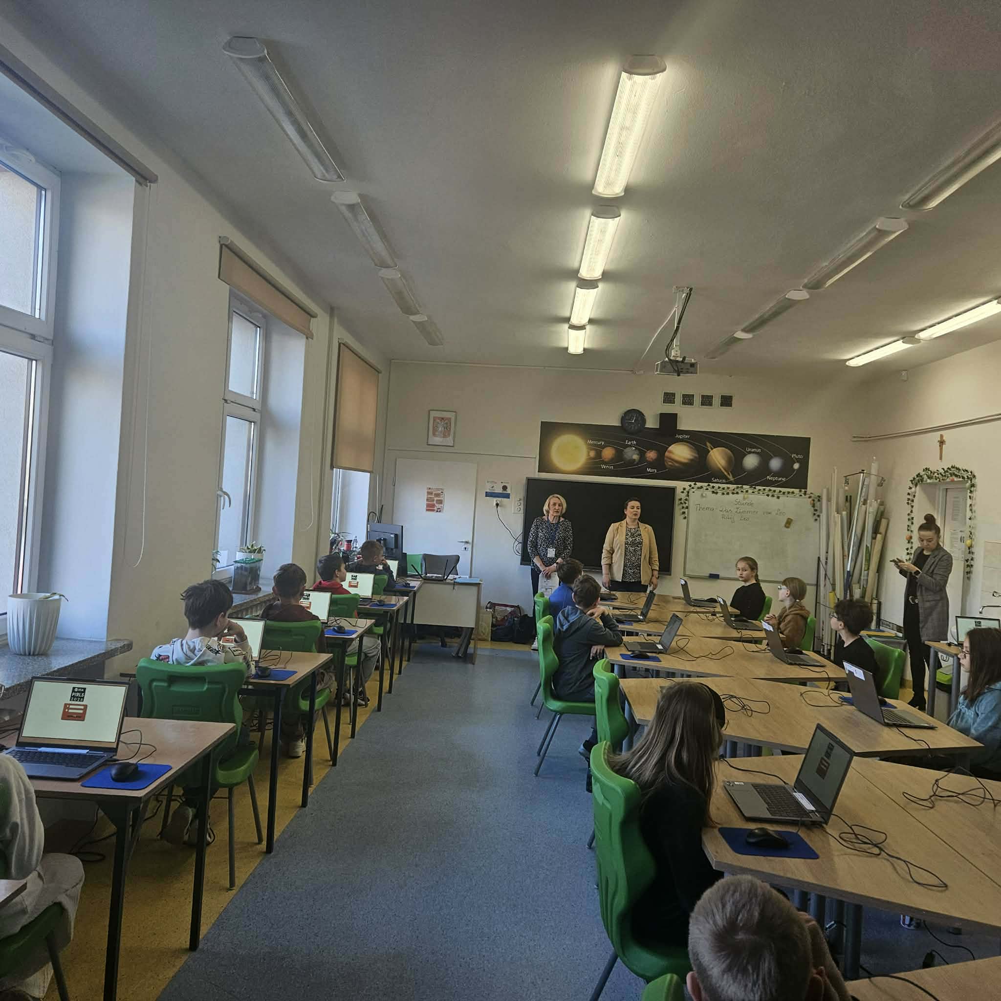 uczniowie klas 4a i 4b Szkoły Podstawowej nr 11 im. Jana Pawła II w Siedlcach wzięli udział w  Międzynarodowym Badaniu Postępów Biegłości w Czytaniu PIRLS