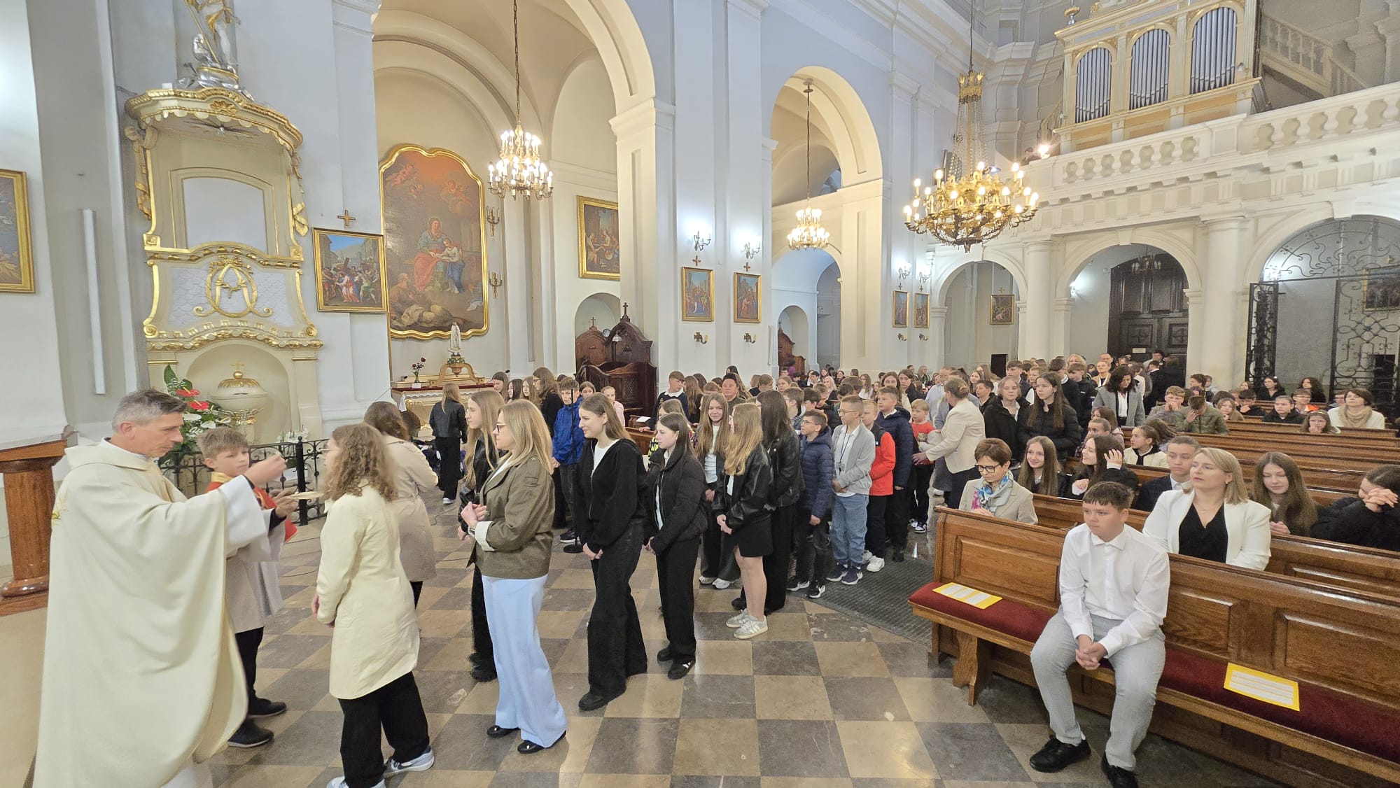 Swieto-Szkoly-maj-2026 w kościele podczas mszy