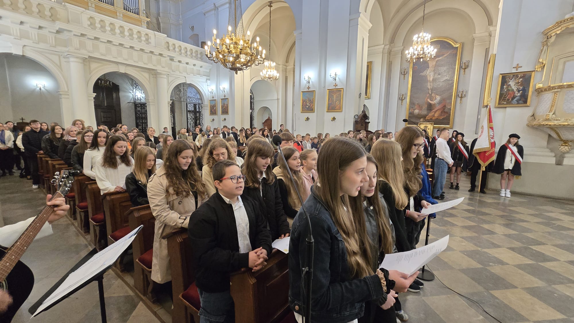 Swieto-Szkoly-maj-2026 w kościele podczas mszy