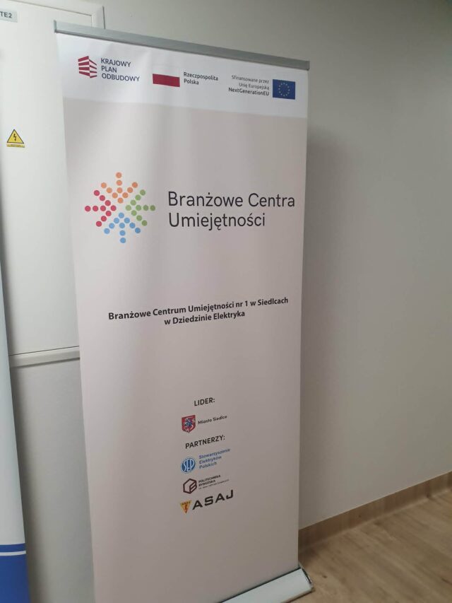 Uczniowie klasy 8b zwiedzają Branżowe Centrum Umiejętności nr 1 w Siedlcach.