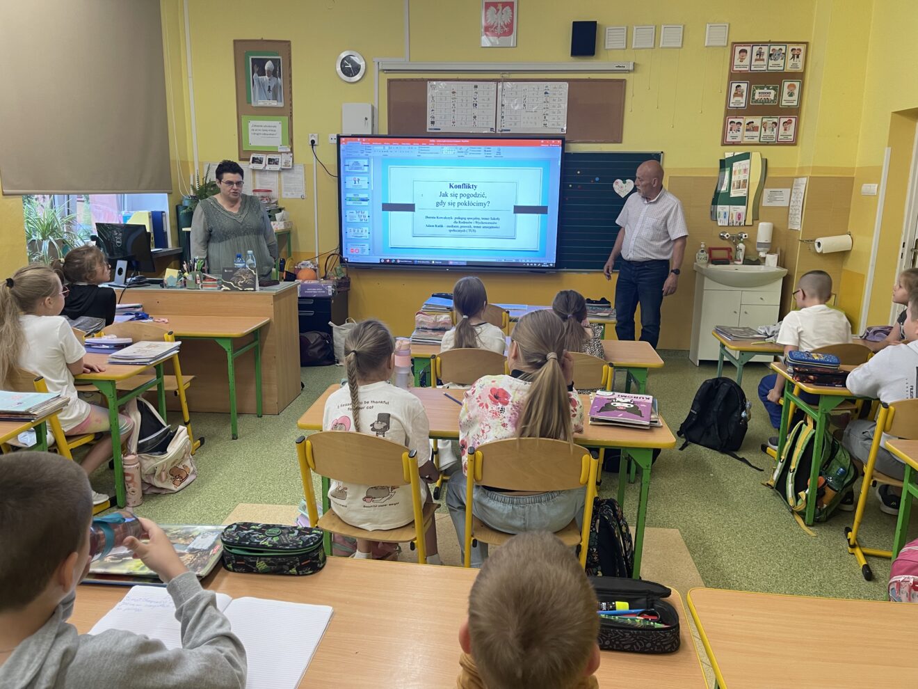 W ramach innowacji pedagogicznej „Tolerancja, empatia, stop hejtowi! Wychowanie przez wartości w działaniu” uczniowie klasy 2c uczestniczyli w warsztatach poświęconych konfliktom rówieśniczym, sposobom ich rozwiązywania oraz radzeniu sobie z emocjami. Zajęcia miały na celu rozwijanie umiejętności komunikacyjnych, budowanie wzajemnego szacunku oraz naukę konstruktywnego rozwiązywania trudnych sytuacji. Nie zabrakło również ćwiczeń praktycznych i wspólnych rozmów, które pozwoliły uczestnikom lepiej zrozumieć siebie i innych.
Warsztaty poprowadzili: pani Dorota Kowalczyk-mediator szkolny, nauczyciel, neurologopeda oraz pan Adam Kulik- mediator sądowy i prawnik. Serdecznie dziękujemy za ciekawe i wartościowe zajęcia!
W imieniu całej klasy dziękujemy również Centrum Terapii ALTER MOWA za prezent !