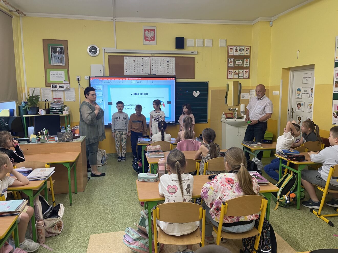 W ramach innowacji pedagogicznej „Tolerancja, empatia, stop hejtowi! Wychowanie przez wartości w działaniu” uczniowie klasy 2c uczestniczyli w warsztatach poświęconych konfliktom rówieśniczym, sposobom ich rozwiązywania oraz radzeniu sobie z emocjami. Zajęcia miały na celu rozwijanie umiejętności komunikacyjnych, budowanie wzajemnego szacunku oraz naukę konstruktywnego rozwiązywania trudnych sytuacji. Nie zabrakło również ćwiczeń praktycznych i wspólnych rozmów, które pozwoliły uczestnikom lepiej zrozumieć siebie i innych.
Warsztaty poprowadzili: pani Dorota Kowalczyk-mediator szkolny, nauczyciel, neurologopeda oraz pan Adam Kulik- mediator sądowy i prawnik. Serdecznie dziękujemy za ciekawe i wartościowe zajęcia!
W imieniu całej klasy dziękujemy również Centrum Terapii ALTER MOWA za prezent !
