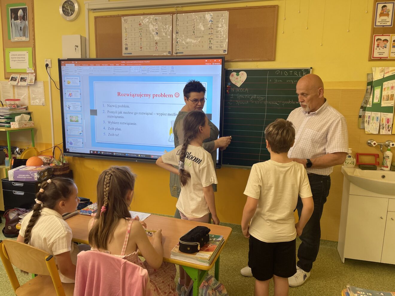 W ramach innowacji pedagogicznej „Tolerancja, empatia, stop hejtowi! Wychowanie przez wartości w działaniu” uczniowie klasy 2c uczestniczyli w warsztatach poświęconych konfliktom rówieśniczym, sposobom ich rozwiązywania oraz radzeniu sobie z emocjami. Zajęcia miały na celu rozwijanie umiejętności komunikacyjnych, budowanie wzajemnego szacunku oraz naukę konstruktywnego rozwiązywania trudnych sytuacji. Nie zabrakło również ćwiczeń praktycznych i wspólnych rozmów, które pozwoliły uczestnikom lepiej zrozumieć siebie i innych.
Warsztaty poprowadzili: pani Dorota Kowalczyk-mediator szkolny, nauczyciel, neurologopeda oraz pan Adam Kulik- mediator sądowy i prawnik. Serdecznie dziękujemy za ciekawe i wartościowe zajęcia!
W imieniu całej klasy dziękujemy również Centrum Terapii ALTER MOWA za prezent !