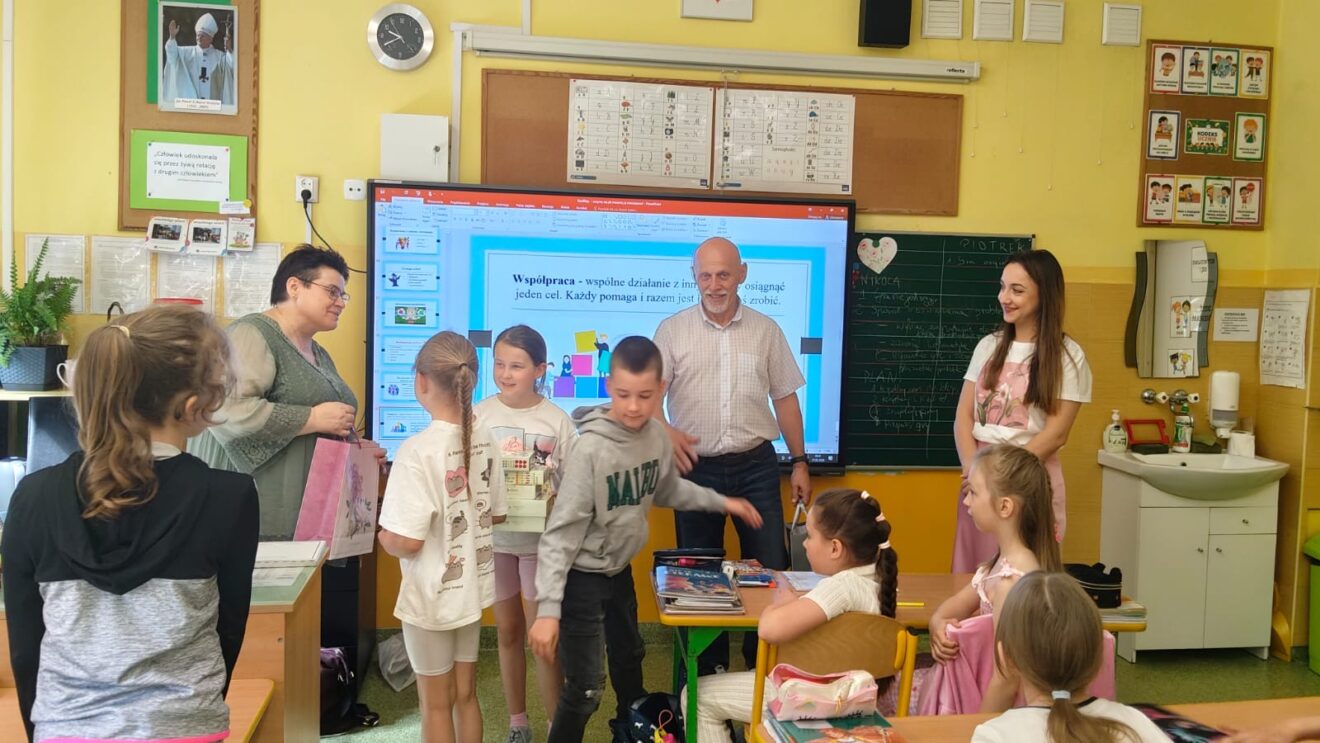 W ramach innowacji pedagogicznej „Tolerancja, empatia, stop hejtowi! Wychowanie przez wartości w działaniu” uczniowie klasy 2c uczestniczyli w warsztatach poświęconych konfliktom rówieśniczym, sposobom ich rozwiązywania oraz radzeniu sobie z emocjami. Zajęcia miały na celu rozwijanie umiejętności komunikacyjnych, budowanie wzajemnego szacunku oraz naukę konstruktywnego rozwiązywania trudnych sytuacji. Nie zabrakło również ćwiczeń praktycznych i wspólnych rozmów, które pozwoliły uczestnikom lepiej zrozumieć siebie i innych.
Warsztaty poprowadzili: pani Dorota Kowalczyk-mediator szkolny, nauczyciel, neurologopeda oraz pan Adam Kulik- mediator sądowy i prawnik. Serdecznie dziękujemy za ciekawe i wartościowe zajęcia!
W imieniu całej klasy dziękujemy również Centrum Terapii ALTER MOWA za prezent !