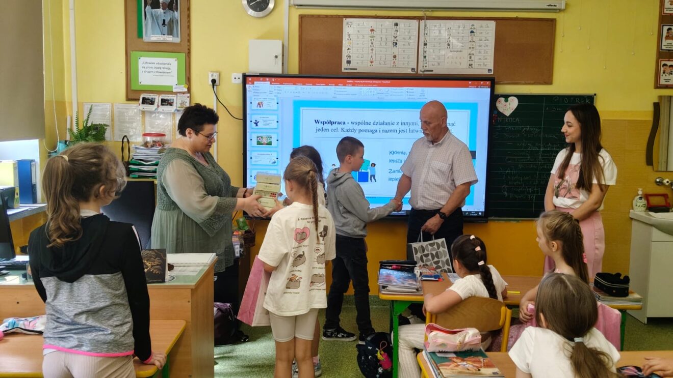 W ramach innowacji pedagogicznej „Tolerancja, empatia, stop hejtowi! Wychowanie przez wartości w działaniu” uczniowie klasy 2c uczestniczyli w warsztatach poświęconych konfliktom rówieśniczym, sposobom ich rozwiązywania oraz radzeniu sobie z emocjami. Zajęcia miały na celu rozwijanie umiejętności komunikacyjnych, budowanie wzajemnego szacunku oraz naukę konstruktywnego rozwiązywania trudnych sytuacji. Nie zabrakło również ćwiczeń praktycznych i wspólnych rozmów, które pozwoliły uczestnikom lepiej zrozumieć siebie i innych.
Warsztaty poprowadzili: pani Dorota Kowalczyk-mediator szkolny, nauczyciel, neurologopeda oraz pan Adam Kulik- mediator sądowy i prawnik. Serdecznie dziękujemy za ciekawe i wartościowe zajęcia!
W imieniu całej klasy dziękujemy również Centrum Terapii ALTER MOWA za prezent !