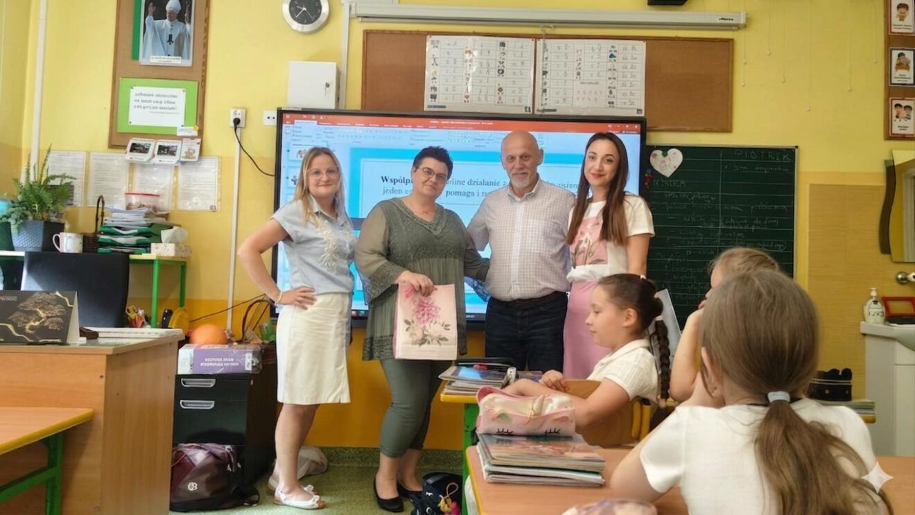 W ramach innowacji pedagogicznej „Tolerancja, empatia, stop hejtowi! Wychowanie przez wartości w działaniu” uczniowie klasy 2c uczestniczyli w warsztatach poświęconych konfliktom rówieśniczym, sposobom ich rozwiązywania oraz radzeniu sobie z emocjami. Zajęcia miały na celu rozwijanie umiejętności komunikacyjnych, budowanie wzajemnego szacunku oraz naukę konstruktywnego rozwiązywania trudnych sytuacji. Nie zabrakło również ćwiczeń praktycznych i wspólnych rozmów, które pozwoliły uczestnikom lepiej zrozumieć siebie i innych.
Warsztaty poprowadzili: pani Dorota Kowalczyk-mediator szkolny, nauczyciel, neurologopeda oraz pan Adam Kulik- mediator sądowy i prawnik. Serdecznie dziękujemy za ciekawe i wartościowe zajęcia!
W imieniu całej klasy dziękujemy również Centrum Terapii ALTER MOWA za prezent !