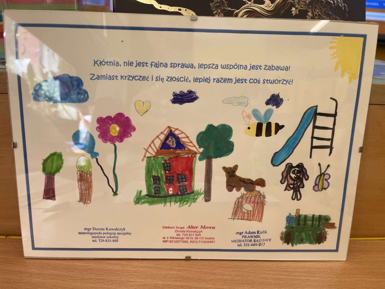 W ramach innowacji pedagogicznej „Tolerancja, empatia, stop hejtowi! Wychowanie przez wartości w działaniu” uczniowie klasy 2c uczestniczyli w warsztatach poświęconych konfliktom rówieśniczym, sposobom ich rozwiązywania oraz radzeniu sobie z emocjami. Zajęcia miały na celu rozwijanie umiejętności komunikacyjnych, budowanie wzajemnego szacunku oraz naukę konstruktywnego rozwiązywania trudnych sytuacji. Nie zabrakło również ćwiczeń praktycznych i wspólnych rozmów, które pozwoliły uczestnikom lepiej zrozumieć siebie i innych.
Warsztaty poprowadzili: pani Dorota Kowalczyk-mediator szkolny, nauczyciel, neurologopeda oraz pan Adam Kulik- mediator sądowy i prawnik. Serdecznie dziękujemy za ciekawe i wartościowe zajęcia!
W imieniu całej klasy dziękujemy również Centrum Terapii ALTER MOWA za prezent ! - plakat