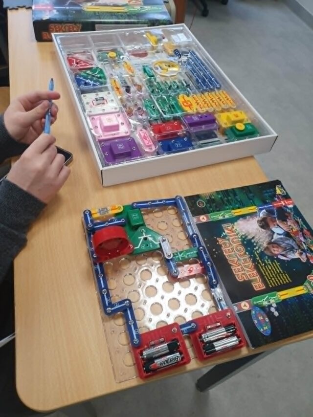 Uczniowie klasy 8b zwiedzają Branżowe Centrum Umiejętności nr 1 w Siedlcach.