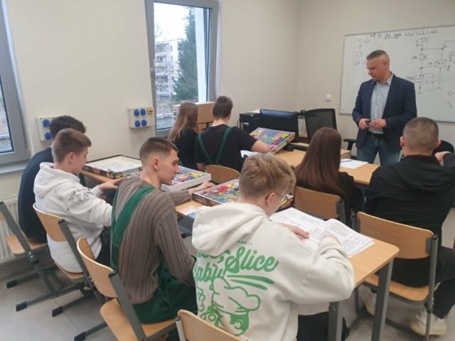 Uczniowie klasy 8b zwiedzają Branżowe Centrum Umiejętności nr 1 w Siedlcach.