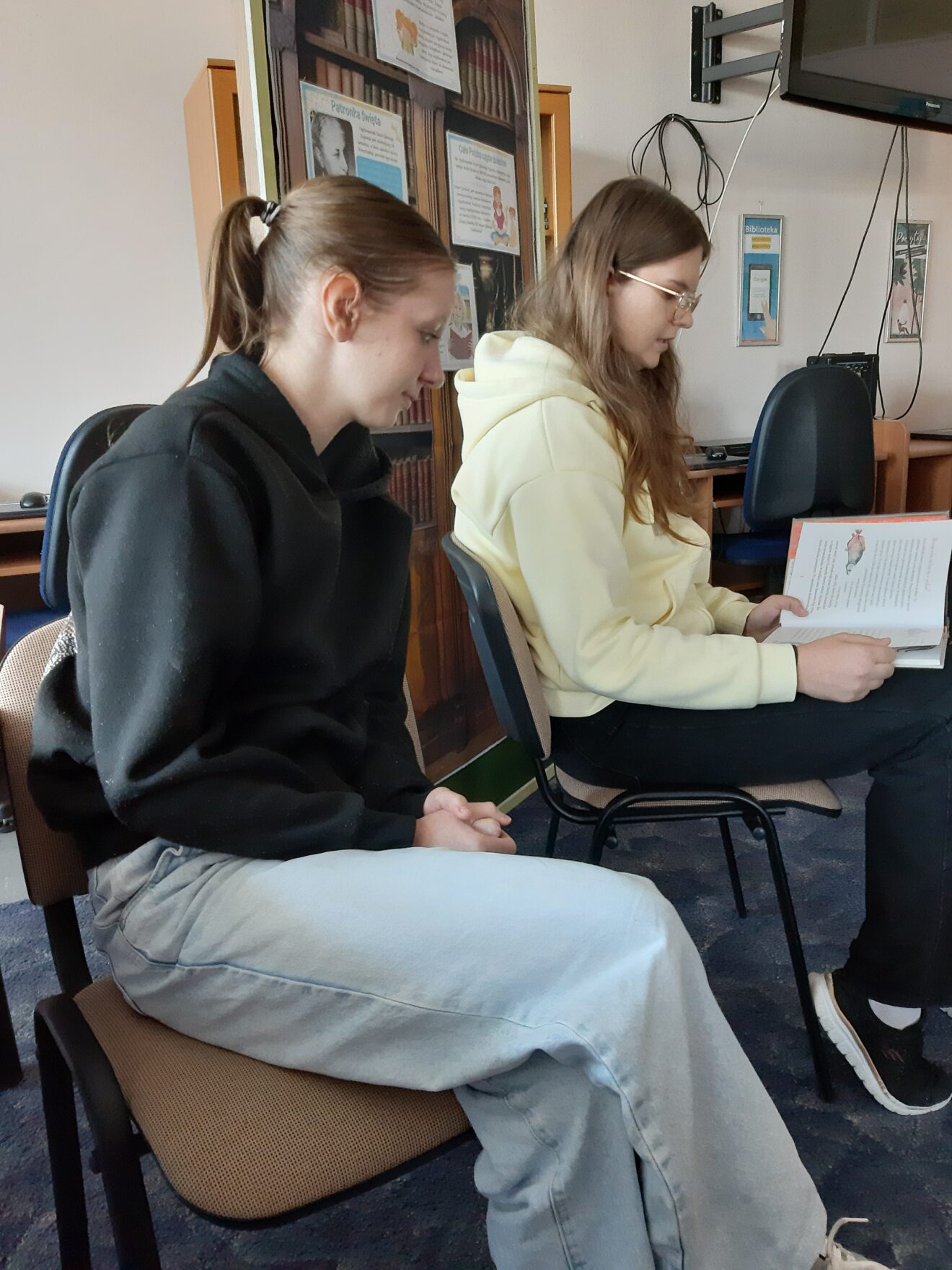 W tym roku, podobnie jak w latach ubiegłych, nasza szkoła włączyła się w obchody tego święta. Uczniowie klas VIII czytali swoim koleżankom i kolegom fragmenty ulubionych książek.