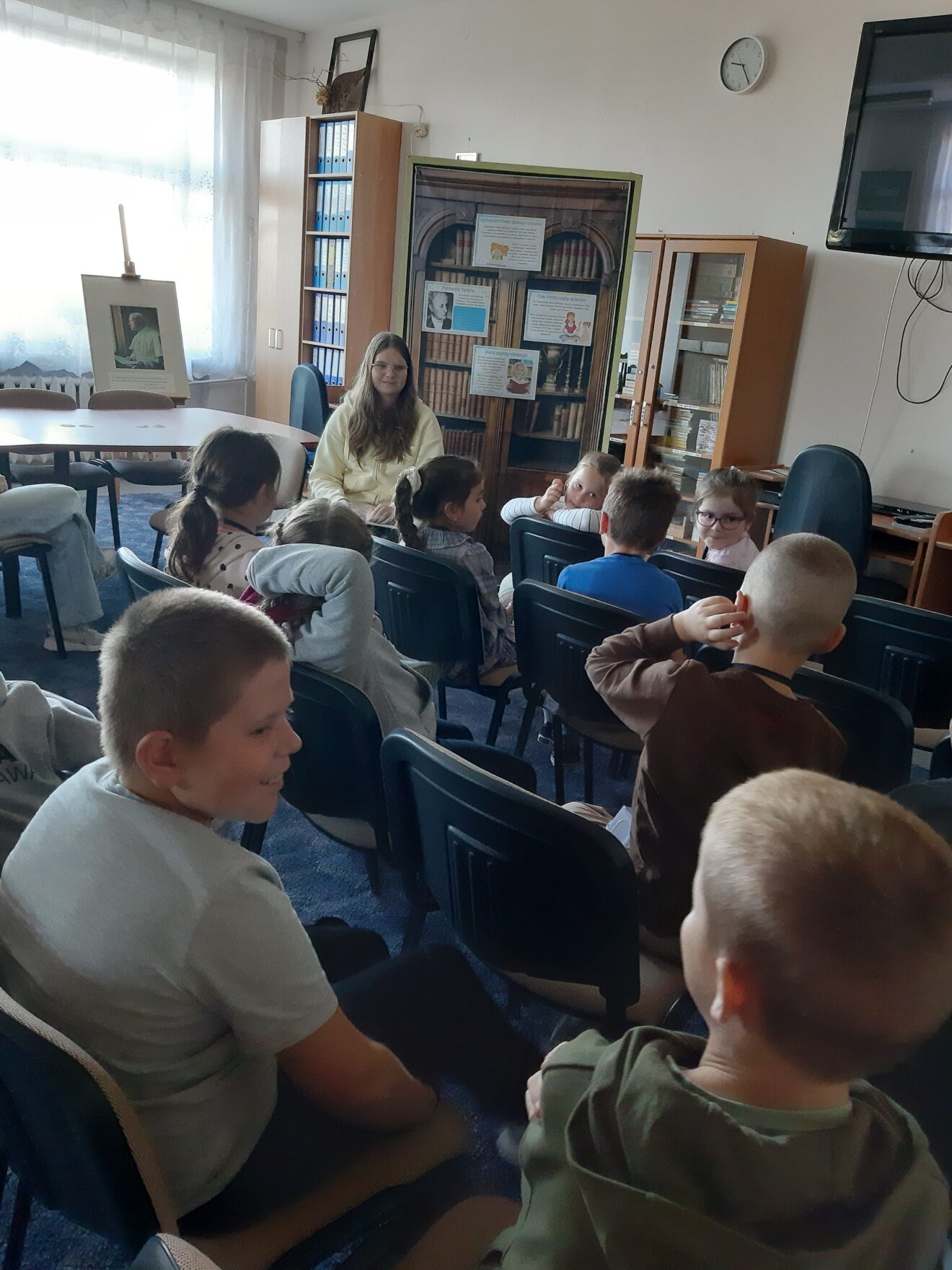 W tym roku, podobnie jak w latach ubiegłych, nasza szkoła włączyła się w obchody tego święta. Uczniowie klas VIII czytali swoim koleżankom i kolegom fragmenty ulubionych książek.