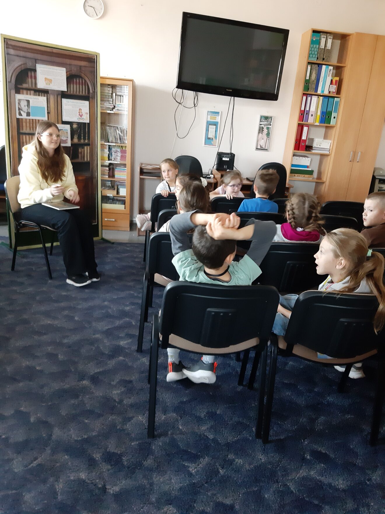 W tym roku, podobnie jak w latach ubiegłych, nasza szkoła włączyła się w obchody tego święta. Uczniowie klas VIII czytali swoim koleżankom i kolegom fragmenty ulubionych książek.