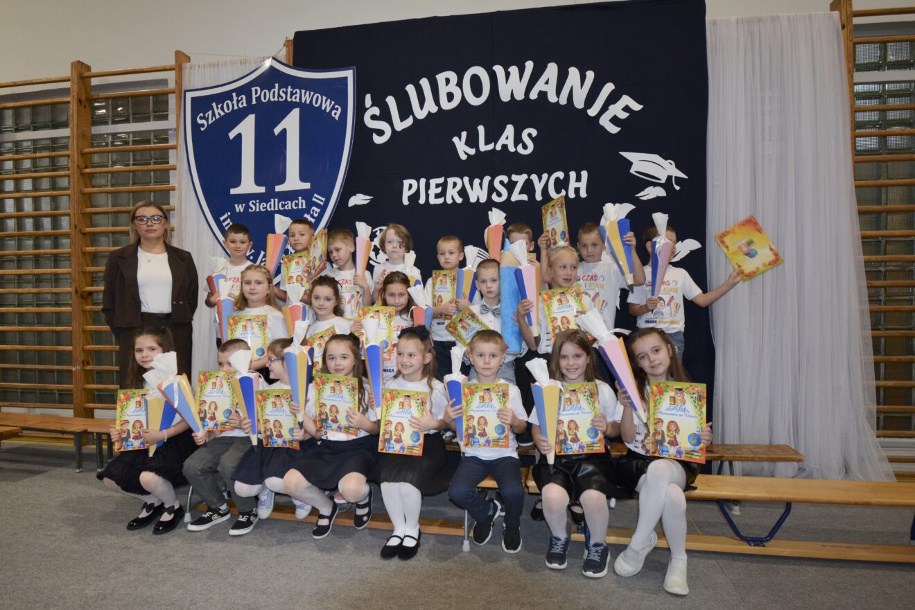 Ślubowanie klas I zdjęcie grupowe klasy