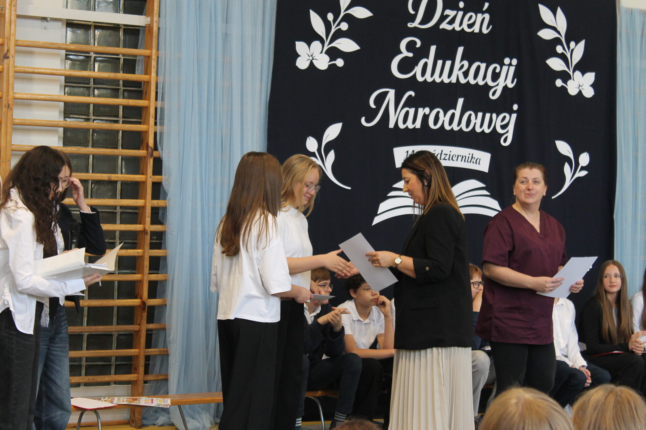 13 października 2026 roku w naszej szkole odbyła się uroczysta akademia z okazji Dnia Edukacji Narodowej. Wręczenie dyplomów.