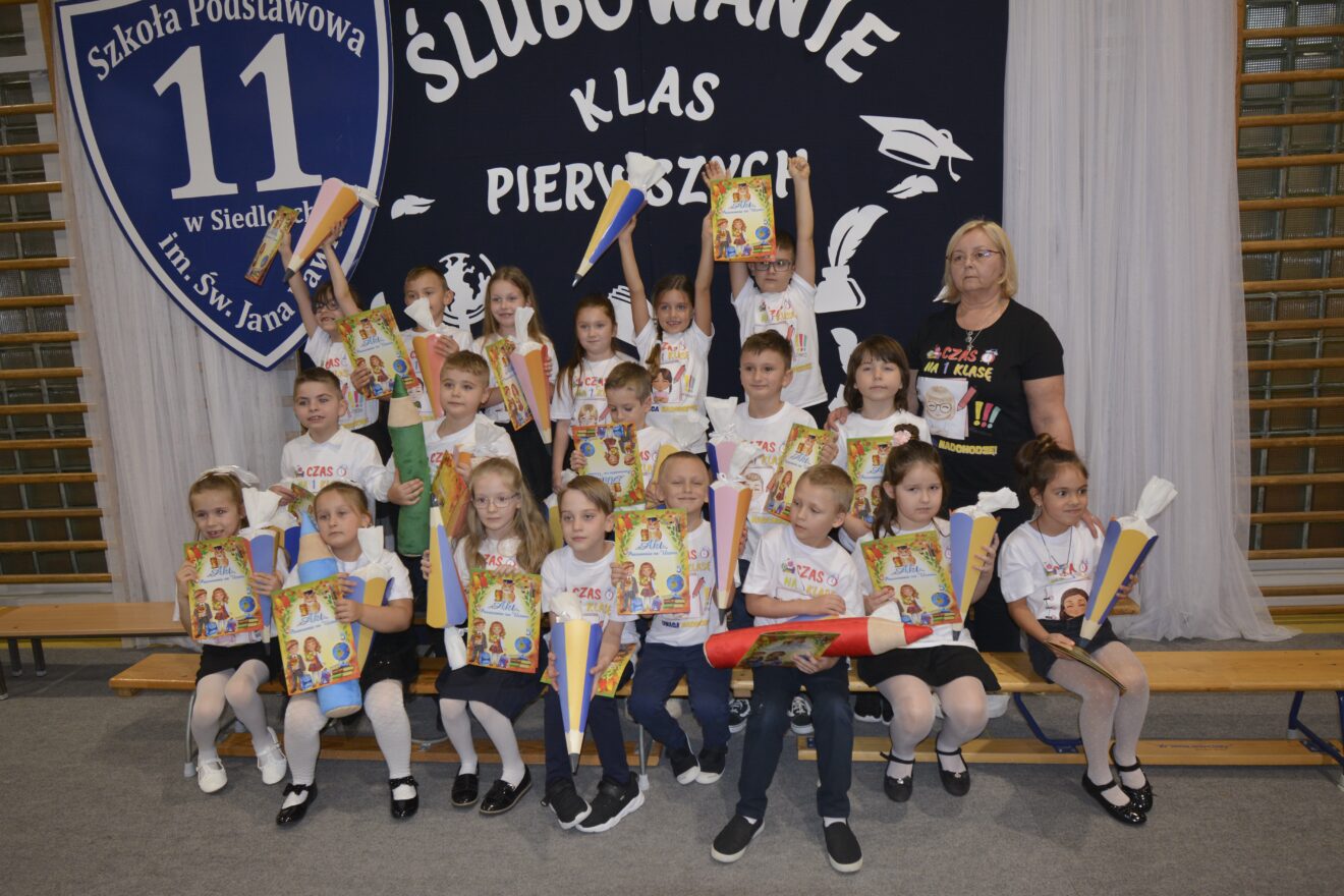 Ślubowanie klas I zdjęcie grupowe klasy