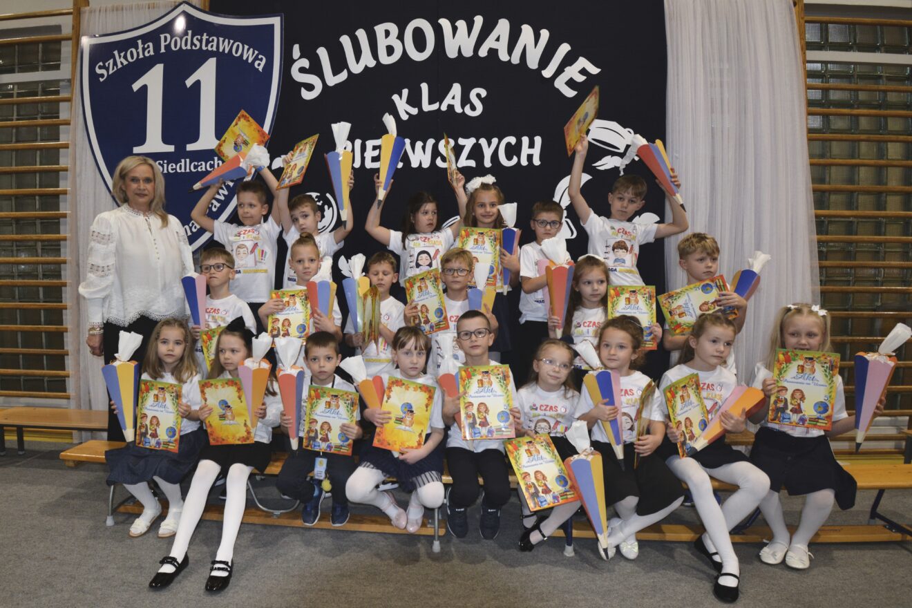 Ślubowanie klas I zdjęcie grupowe klasy