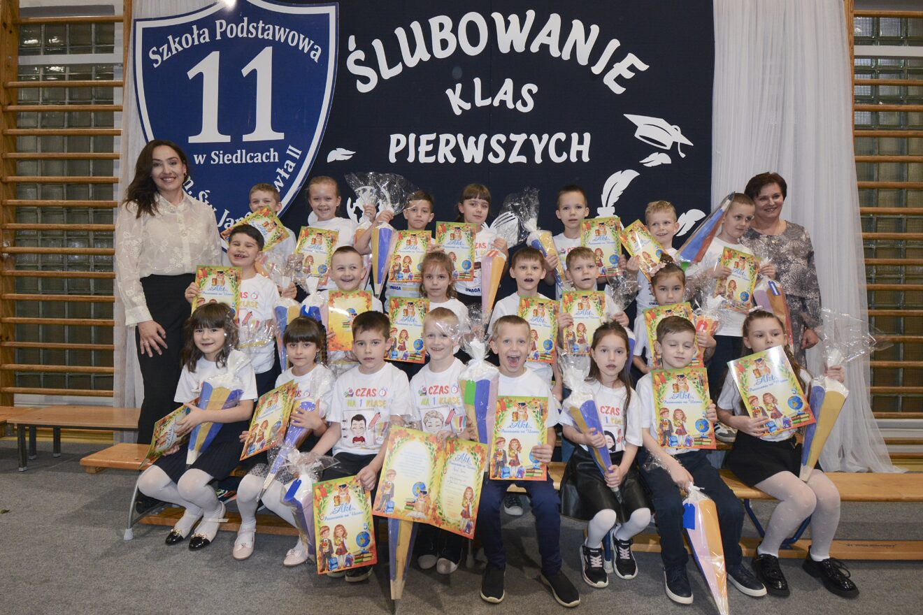 Ślubowanie klas I zdjęcie grupowe klasy