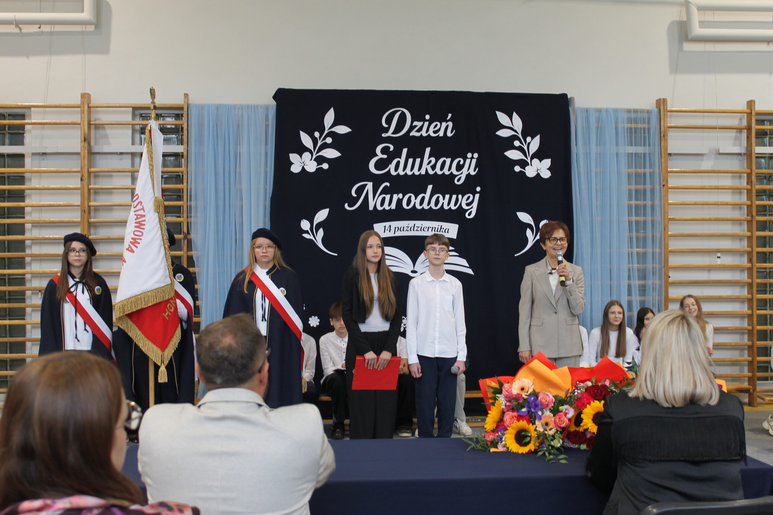 13 października 2026 roku w naszej szkole odbyła się uroczysta akademia z okazji Dnia Edukacji Narodowej. Zyczenia składa p. dyrektor