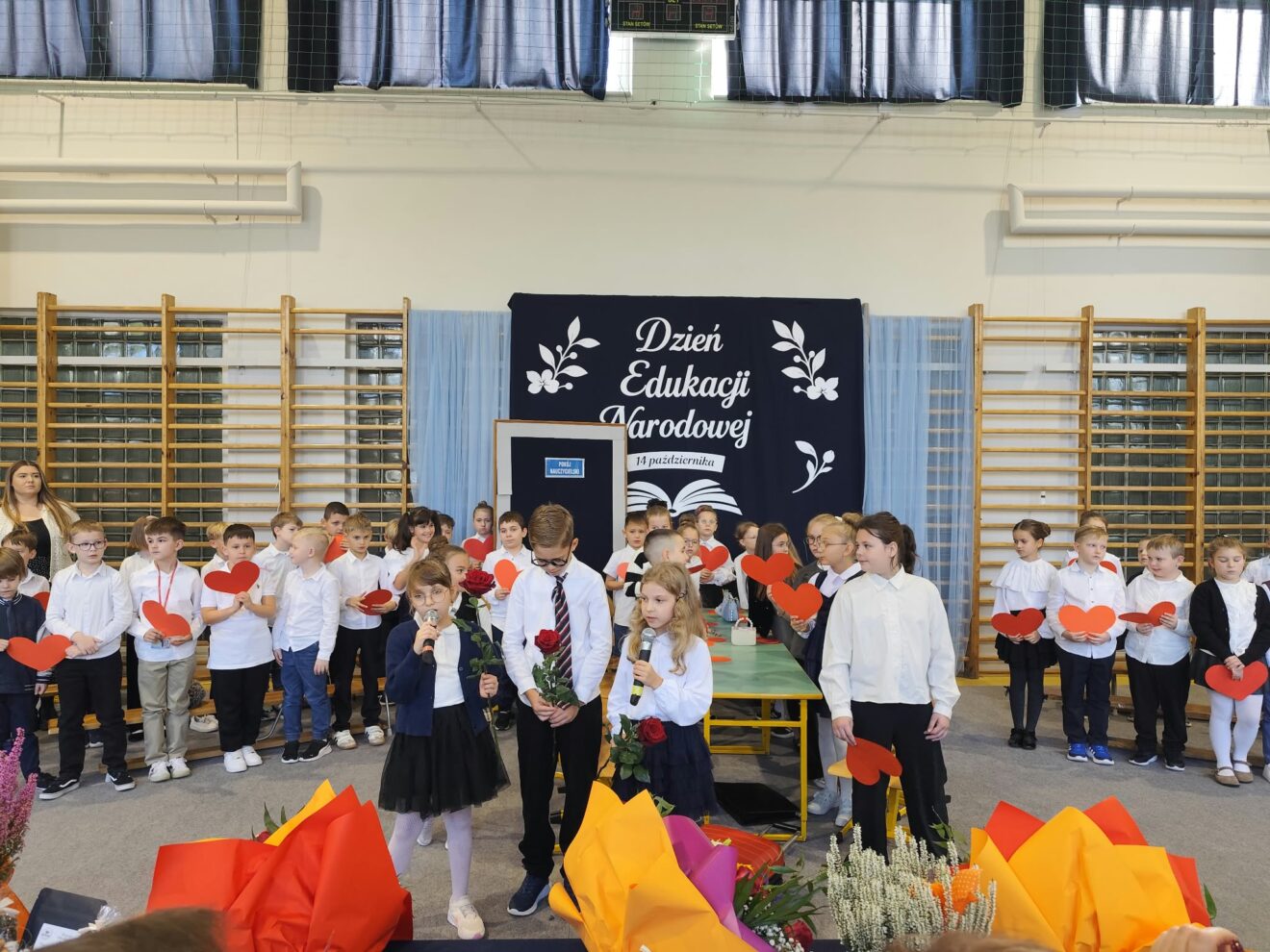 13 października odbyła się uroczysta akademia z okazji Dnia Edukacji Narodowej, przygotowana przez uczniów klas II B i II C pod kierunkiem pani Katarzyny Borkowskiej i pani Agnieszki Krusińskiej