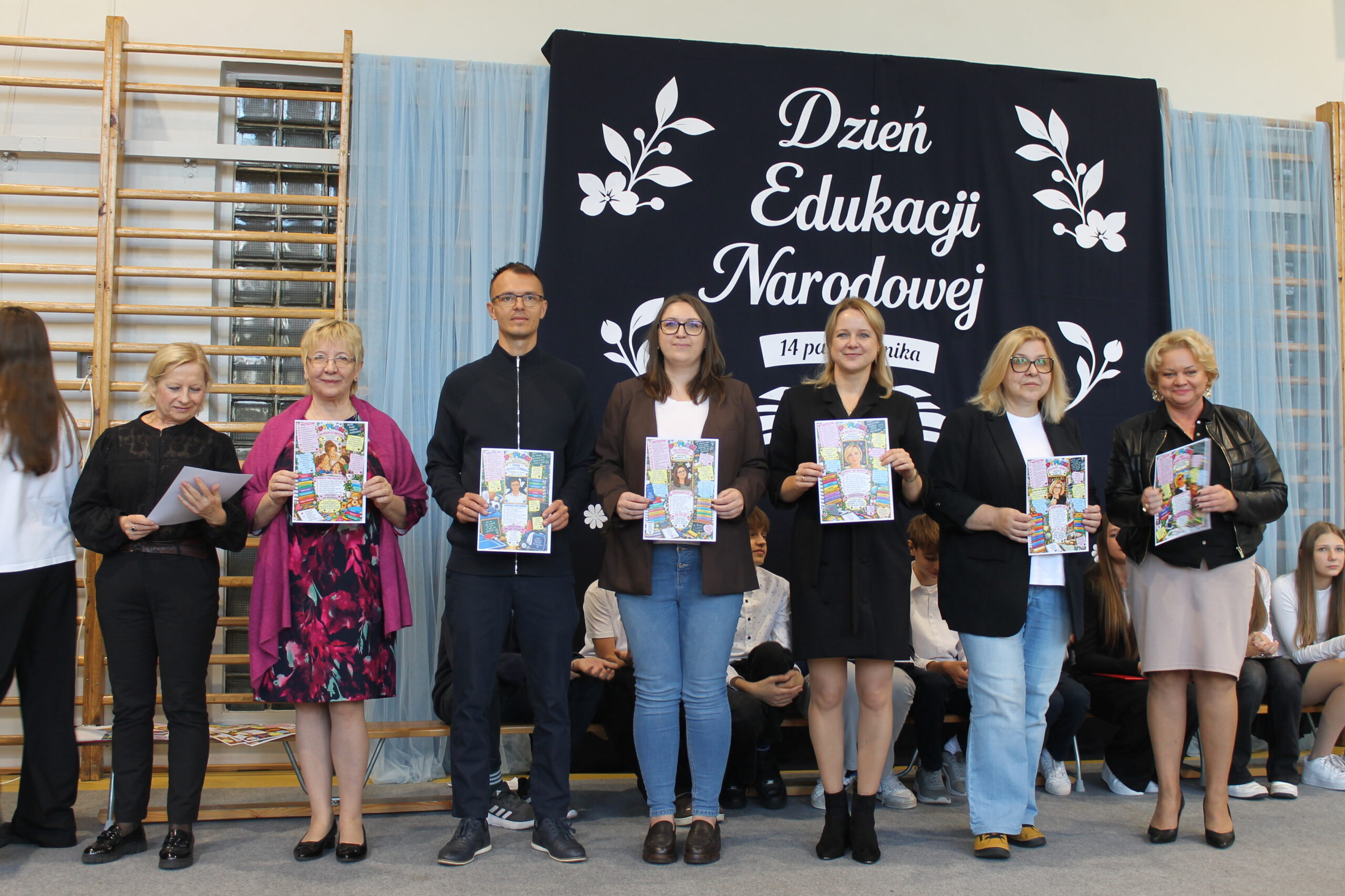 13 października 2026 roku w naszej szkole odbyła się uroczysta akademia z okazji Dnia Edukacji Narodowej. Wręczenie dyplomów.
