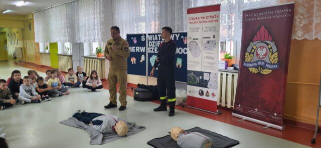 Uczniowie uczestniczący w warsztatach z udzielania pierwszej pomocy.