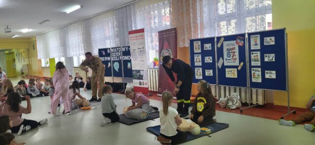 Uczniowie uczestniczący w warsztatach z udzielania pierwszej pomocy.