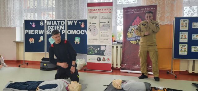 Uczniowie uczestniczący w warsztatach z udzielania pierwszej pomocy.
