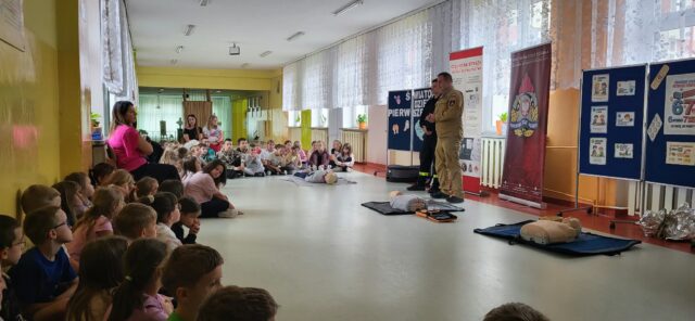 Uczniowie uczestniczący w warsztatach z udzielania pierwszej pomocy.