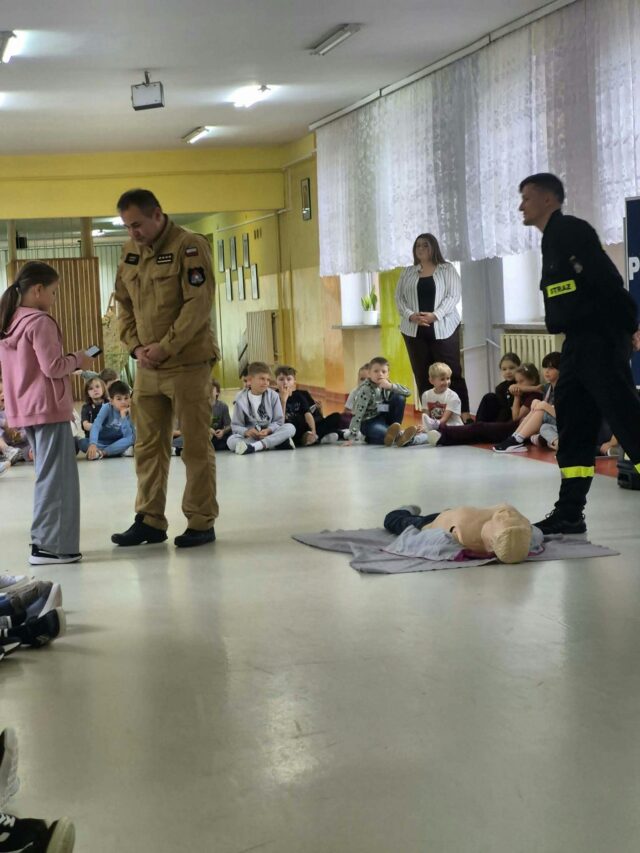 Uczniowie uczestniczący w warsztatach z udzielania pierwszej pomocy.